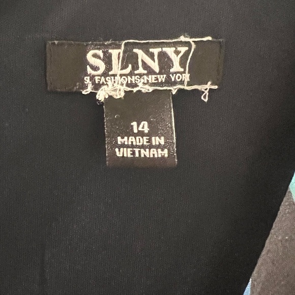 Green floral dress! Beautiful flowwy, v neck with tie up belt. Cap sleeve. - Picture 5 of 6